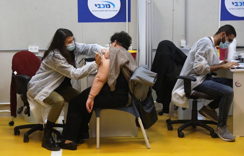 Массовая вакцинация помогла израильтянам обзавестись коллективным иммунитетом к COVID-19