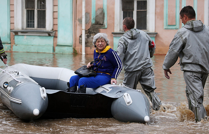 Началась эвакуация жителей из затопленных зон Ялты