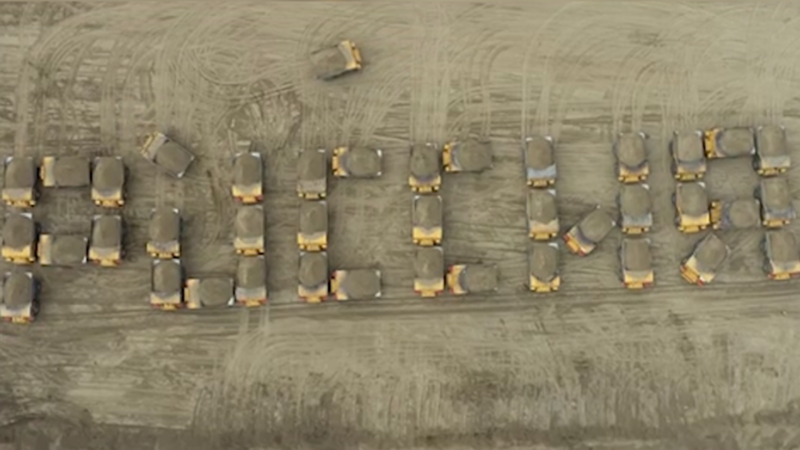 Самосвалы в Тугнуйском разрезе выстроились в слово «Россия» в честь праздника