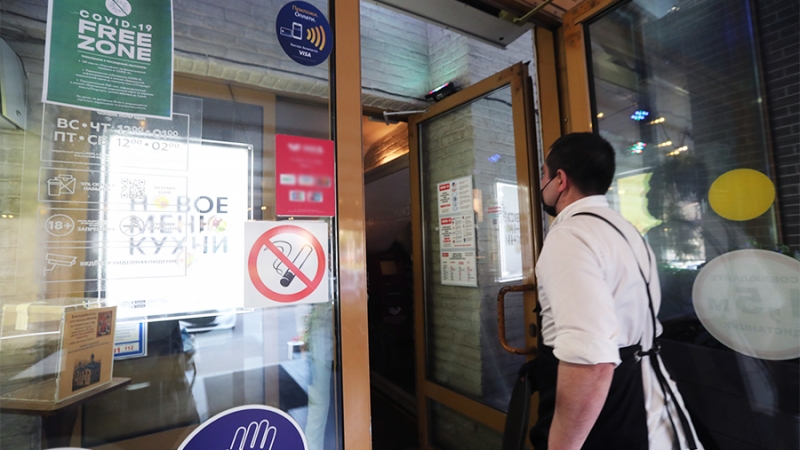 В Москве разрешили посещать кафе только с прививкой, антителами или ПЦР-тестом